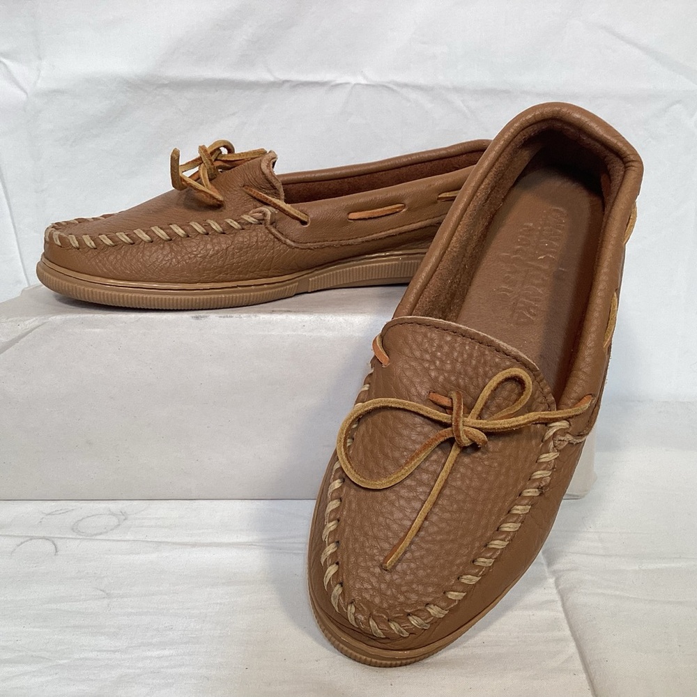 Minnetonka Women’s Moosehide Classic Moccasins Size 8 1/2